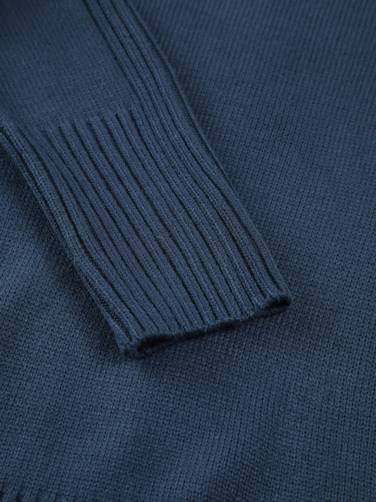 Bianca – Maglione a collo alto in maglia tinta unita