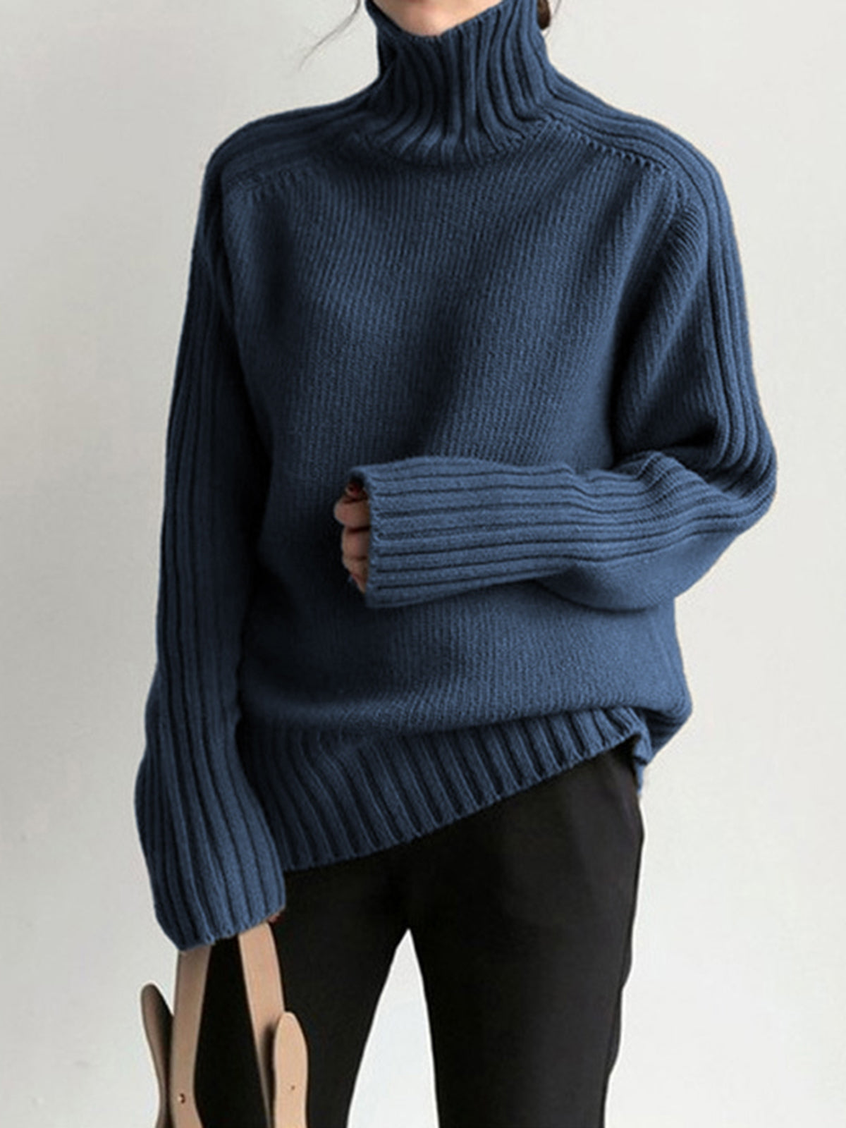 Bianca – Maglione a collo alto in maglia tinta unita